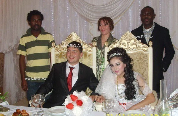 9 yaşlı şagirdə aşiq olduğu iddia edilən müəllimin xanımıyla toyundan görüntülər - VİDEO