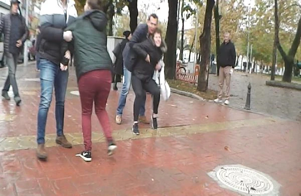 Şəhərin mərkəzində gərginlik: Oğlanla görüşmək üçün evdən qaçan qızlar görün nə etdi +VİDEO