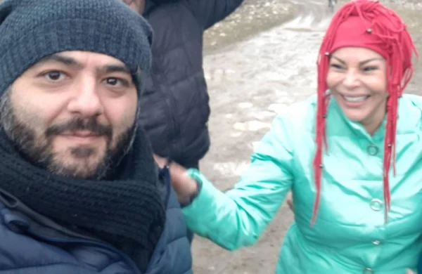 Aygün Kazımova kənddə, inəklərin əhatəsində... - FOTO