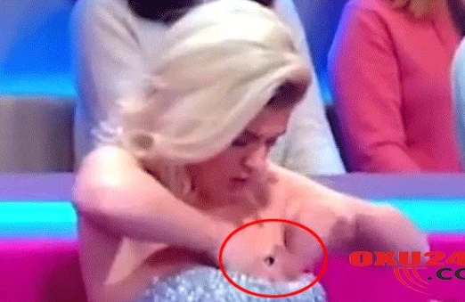 Canlı yayımda hələ beləsi olmamışdı: Aparıcı telefonu görün hara qoydu +VİDEO