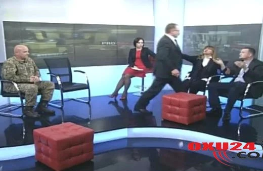 Canlı yayımda daha bir ŞOK: Deputatlar yerdə süpürləşdi +VİDEO