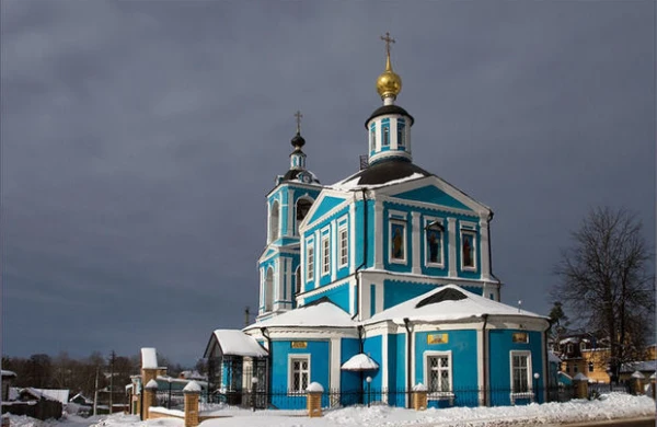 Qız keşişin üzərinə “kislota” atdı