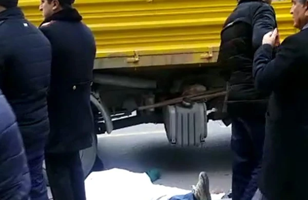 Bakıda zibil maşını piyadanı vuraraq öldürüb - VİDEO