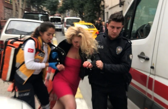 Küçənin ortasında sərxoş qadına qarşı dəhşətli hərəkət +VİDEO