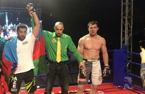 Azərbaycanlı polis rusiyalı döyüşçünü əlbəyaxa davada məğlub etdi - FOTOLAR