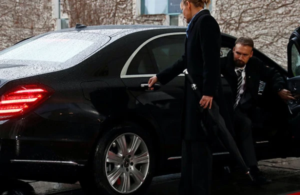 Tereza Mey “Mercedes”dən düşə bilmədi - Qapısı bağlandı+ Video