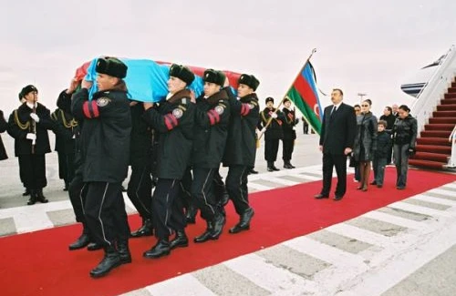 “Biz bu çətin günləri keçib gedəcəyik...”