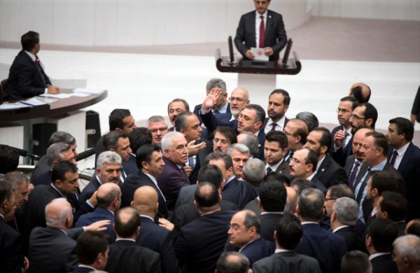 Parlament rinqə döndü: Millət vəkilləri əlbəyaxa davada +VİDEO