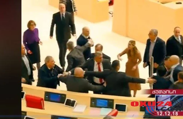 Parlament şok: Qadın deputat kişi vəkilə hücum çəkdi