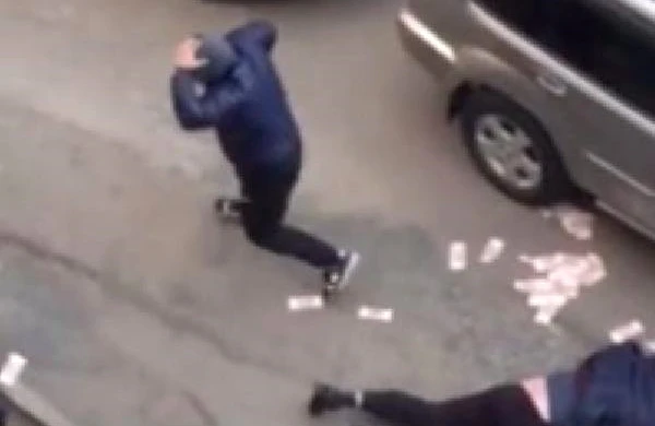 Dəhşətli görüntü: Əli dolu iş adamına hücum edildi, milyonlar yerə dağıldı +VİDEO