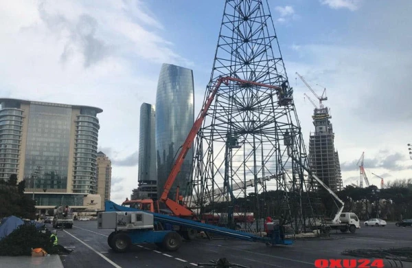 Bakıda 37 metr hündürlüyündə yolka quraşdırılır - FOTO
