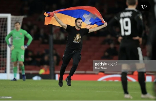 “Arsenal” - “Qarabağ” oyununda erməni Qondarma ölkənin bayrağı ilə meydana hücum etdi - FOTOLAR