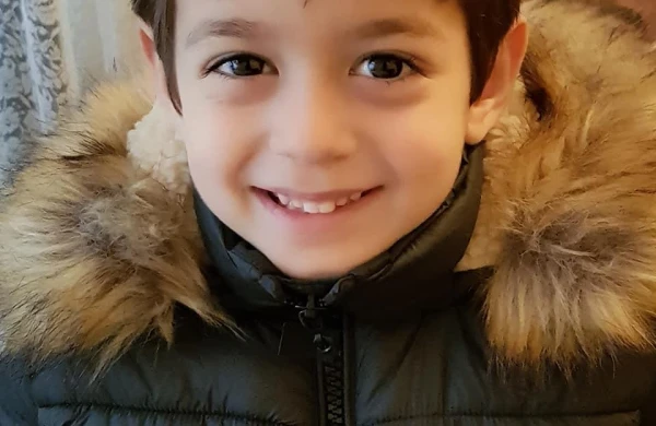 Azərbaycanlı məşhurun oğlu qətlə yetirilən atasının səccadəsində namaz qıldı - FOTO