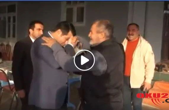 Vəzifəli şəxs Mübariz İbrahimovun atasının evinə getdi,əlindən öpdü - VİDEO