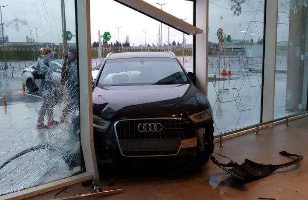 Qadın qaz verdi, avtomobili düz marketə saldı - Bakıda şok olayın FOTOSU