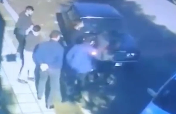 Azərbaycanda şok: direktor küçənin ortasında şagirdi yumruqla vurdu - VİDEO