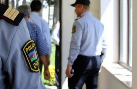 80 yaşlı qadını aldatmaqda ittiham olunan keçmiş polis danışdı:"Mənə şər atılır,əlimdə sübutlar var" - FOTOLAR