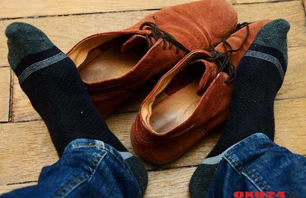 Ayaqdan çıxan corabı iyləməyin! - Qorxulu xəstəliyə yoluxa bilərsiniz