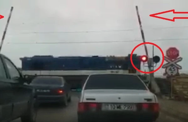 Binədə şok anlar: Maşınlar qatarın altında qalacaqdı - VİDEO