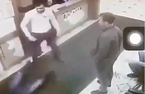 ŞOK kadrlar: Azərbaycanlı bir yumruqla ermənini yerə sərdi - VİDEO