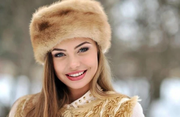 Rusiyaya gedib rus qızlarla əylənən azərbaycanlı kişilərə BƏD XƏBƏR - VİDEO