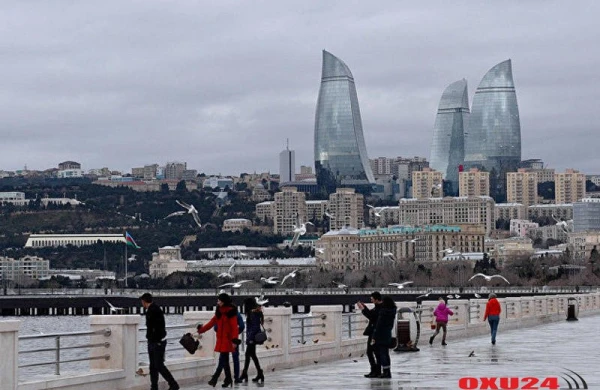 Bulvarda bir nəfər dənizə düşüb