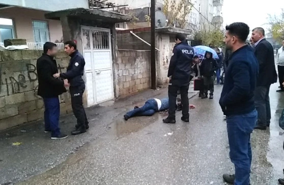 ŞOK görüntü: Evli qadına intim münasibət təklif edən kişini küçənin ortasında bu hala saldılar