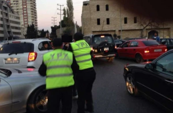 Bakıda şok kadrlar: Yol polisi vətəndaşı  niyə vurur? +VİDEO