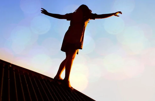 Bakıda gənc qız özünü 14-cü mərtəbədən atdı