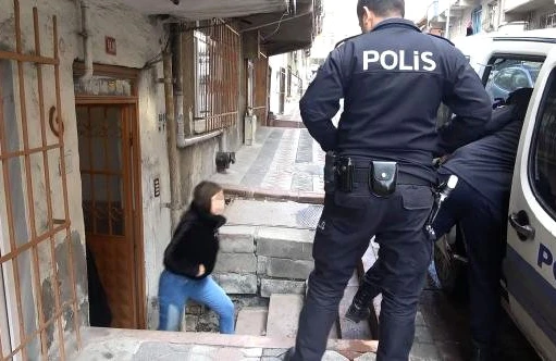 Evdən inilti səsləri gəldi, polis gələndə ŞOKa düşdü: 18 yaşlı qızı zəncirləyib...