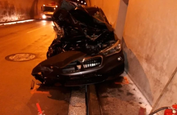 Belə qəza görməmişdiniz: Maşın göydə uçub,yerə dəydi -