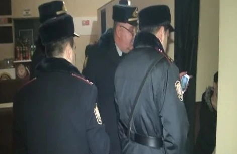 Azərbaycanda qapalı məkanda siqaret çəkənlərin məkanına basqın anının VİDEOSU