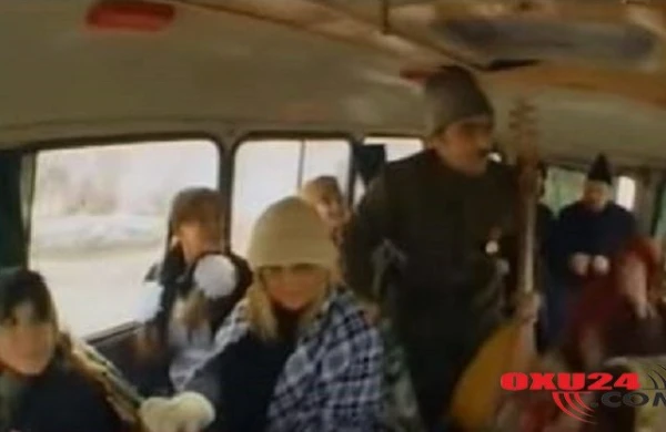 Aygün Kazımova  və Zülfiyyə  kənd avtobusda məktəbli geyimində - İllərin arxiv videosu