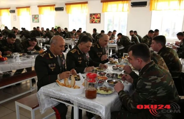 Ramil Usubov əsgərlərlə birlikdə nahar etdi