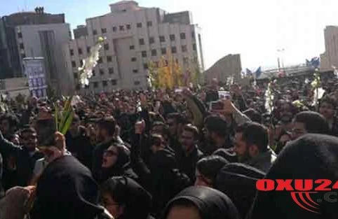 İran qarışdı: Tələbələr küçələrdə