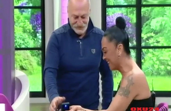 Qızı yaşda sevgilisinə canlı yayımda evlilik təklif etdi - Gecə orada qaldıq