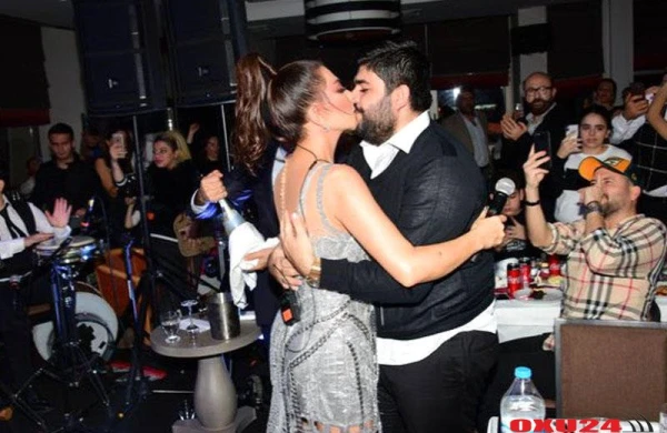 Ebru konsertində əri ilə hər kəsin gözü önündə öpüşdü - FOTO