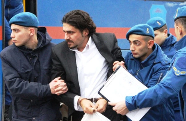 "Arvadımın Əliyə göndərdiyi çılpaq şəkilləri gördüm" - Yaxın dostunu arvadı ilə tutdu