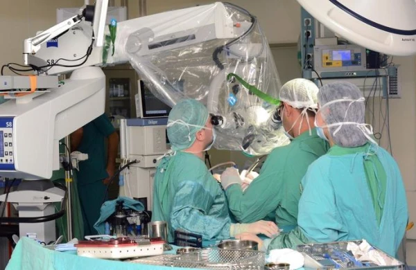 Oğlan uşaqlarında gizli cinsiyyət orqanı patologiyası – Əməliyyatxanadan VİDEO