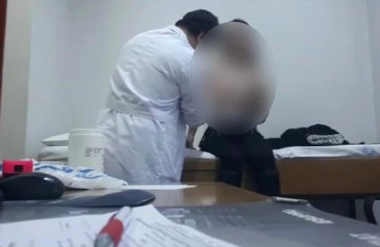 Həkim müayinə etdiyi qadın xəstələrə iyrənc hərəkət etdi: Açıq görüntülərini sosial şəbəkələrdə paylaşdı (FOTO+VİDEO)