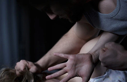 Azərbaycanda ŞOK olay: Həbsdən çıxan kişi qızı dülgər sexində zorladı