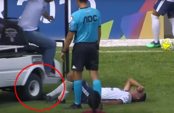 Futbolçu zədələndi, köməyə gələn təcili yardım maşını ayağının üstünə çıxdı, sağ ayağını da qırdı +VİDEO