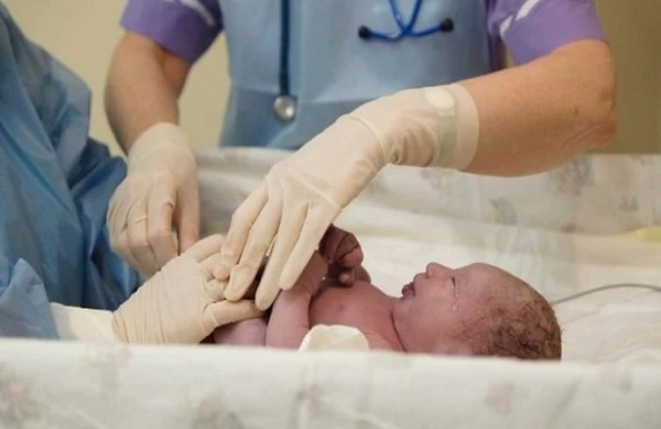 Azərbaycanda maraqlı hadisə: hamilə olduğunu 9-cu ayda öyrəndi, 1 gün sonra ana oldu