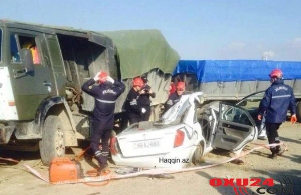 Bakıya gələn taksi dəhşətli qəzaya uğradı: 2 ölü, 3 yaralı – Foto