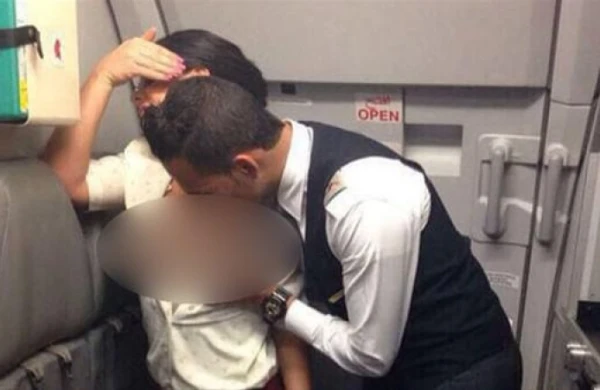 Təyyarədə şok olay: Sərnişin təyyarə işçisini zorladı +VİDEO