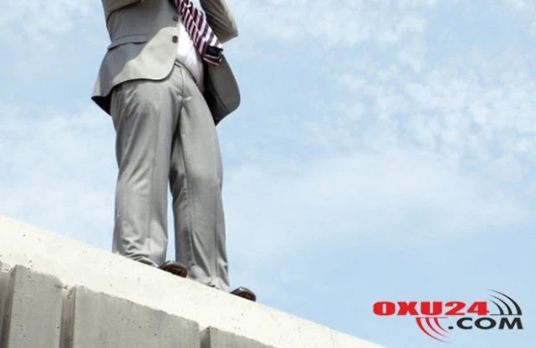 Bakıda 62 yaşlı kişi özünü binadan atdı