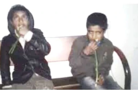 Dəhşətə gətirən görüntülər: Azyaşlıları zorla plastik qabı yeməyə məcbur etdilər - VİDEO