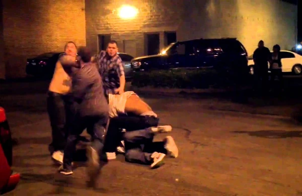 Qızlar və oğlan arasında kütləvi dava anı kameraya düşdü +VİDEO