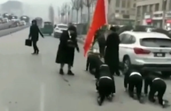 Bu görüntülər hər kəsi şok etdi:  Qadın  rəhbər  görün  nə  edir +VİDEO