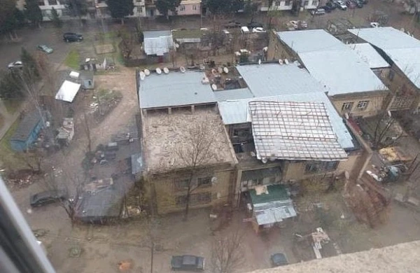 Külək binanın damını apardı - FOTO